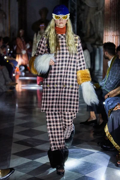 Look 18